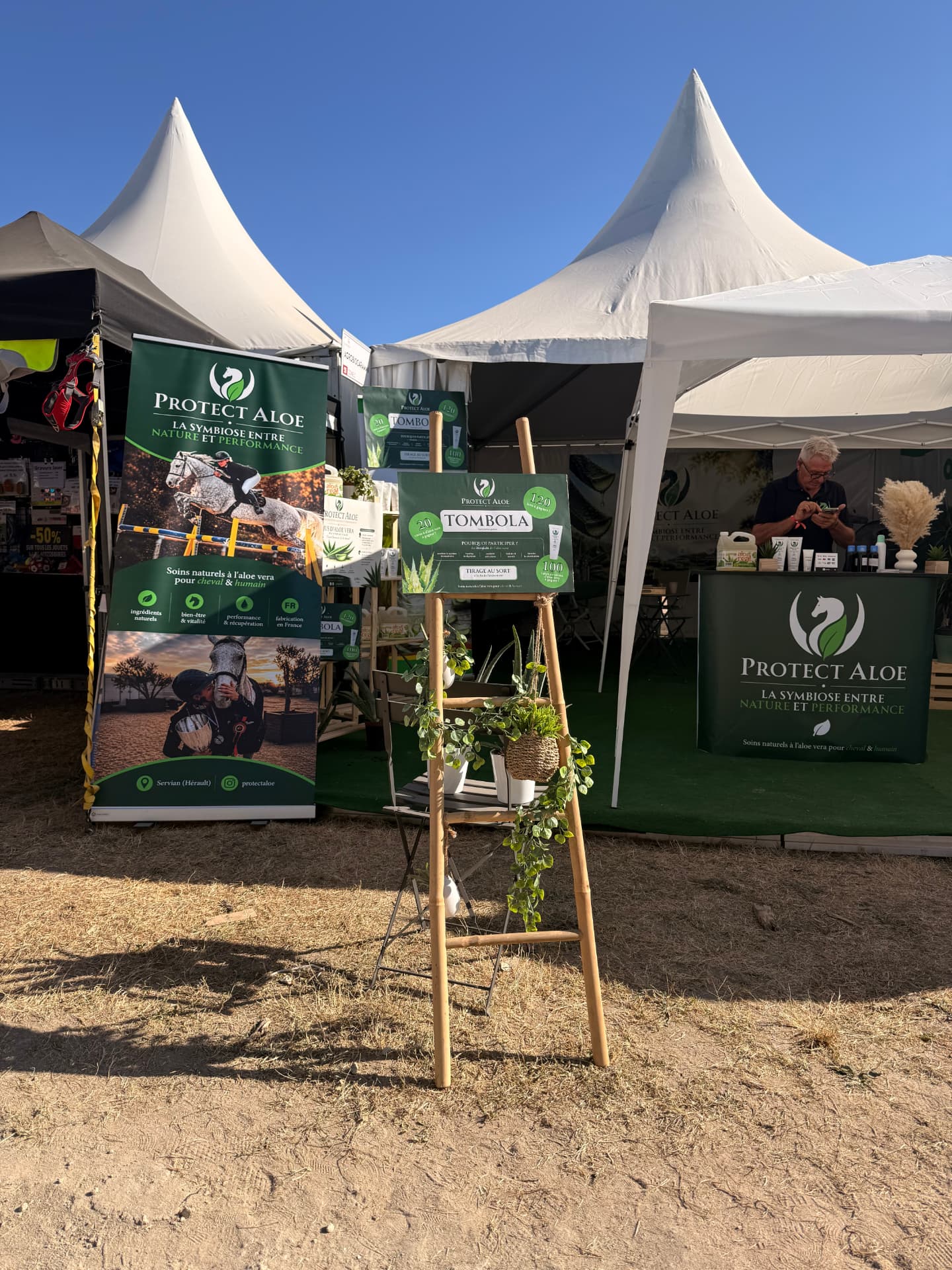 Le stand Protect Aloe en salon, avec kakémono et comptoir