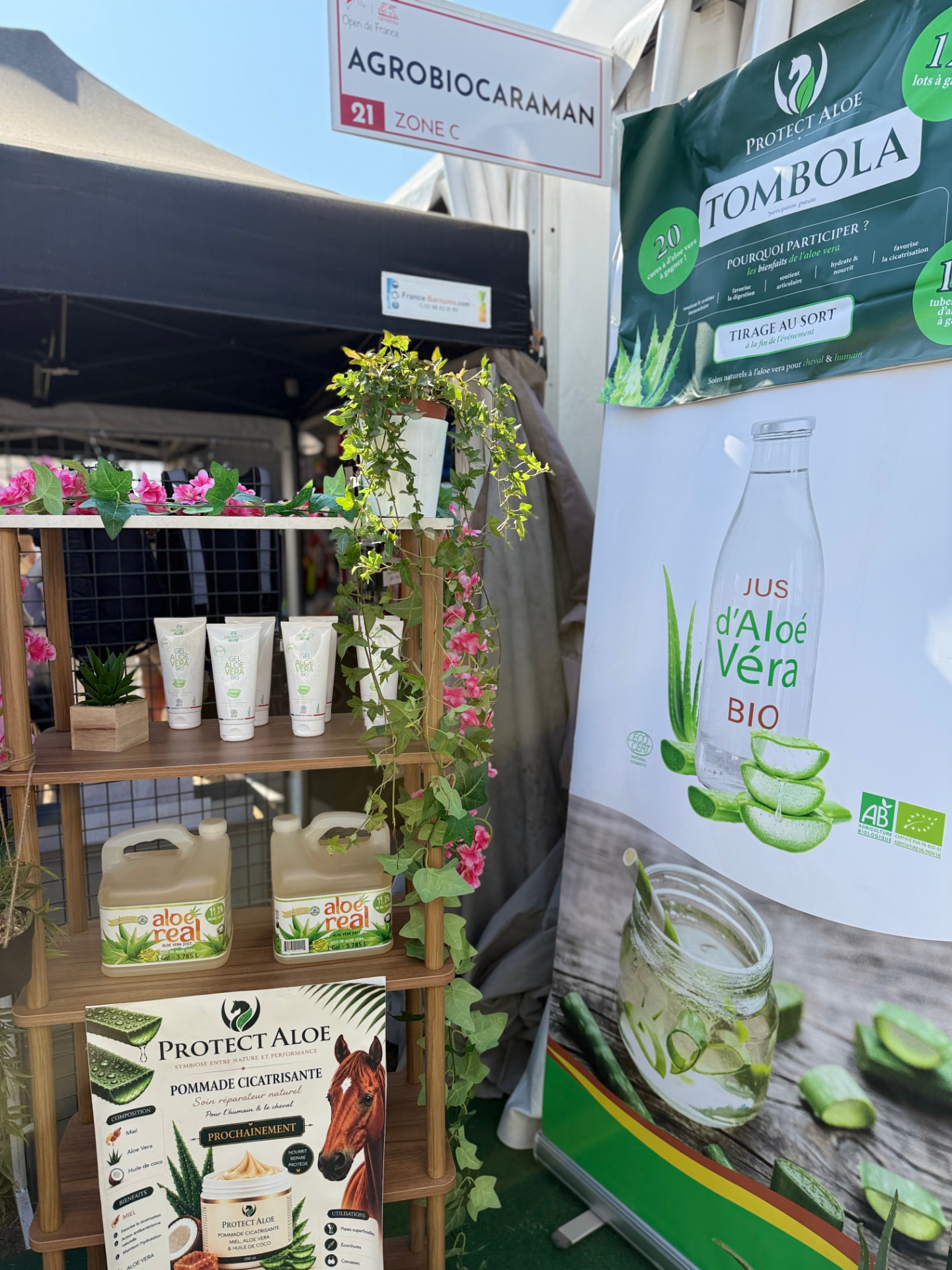 Notre kakémono et notre tombola, avec les bidons de jus d’aloe vera bio