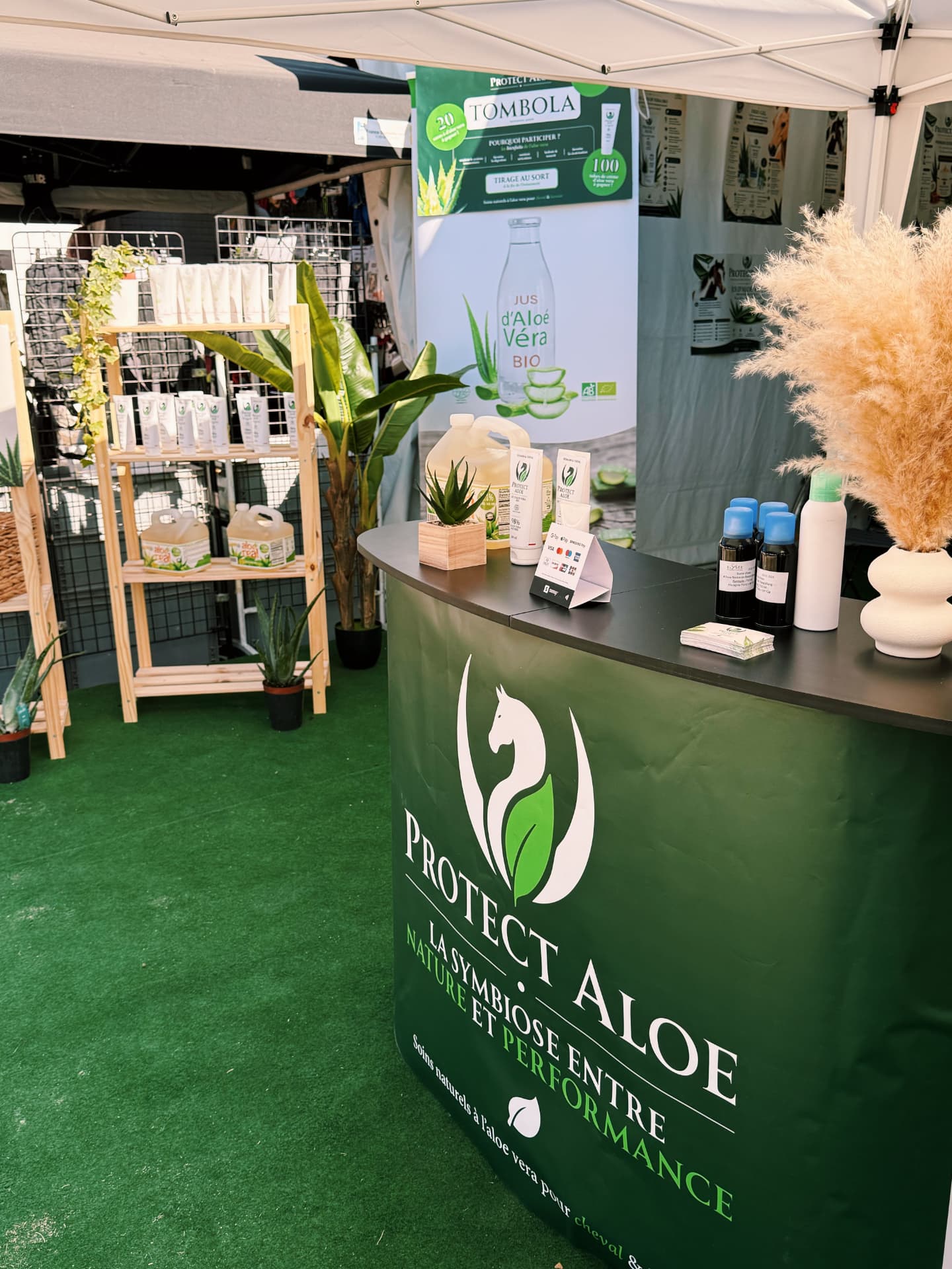 Le comptoir et les produits Protect Aloe sur le stand