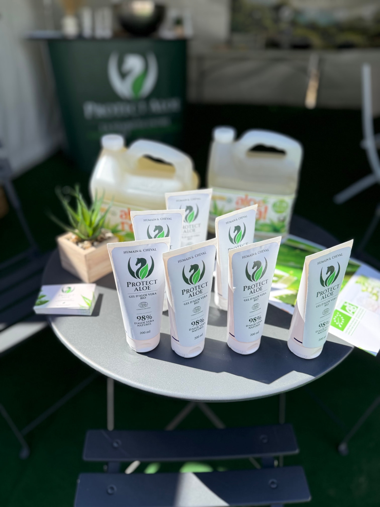 Tubes de gel d’aloe vera bio Protect Aloe alignés sur la table du stand